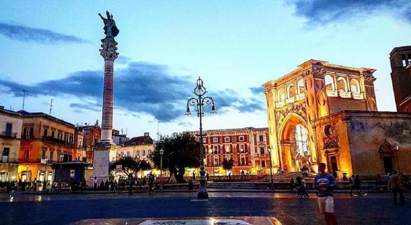 "Il Vecchio Salone" Appartamento In Pieno Centro Con Garage Privato Lecce Eksteriør bilde